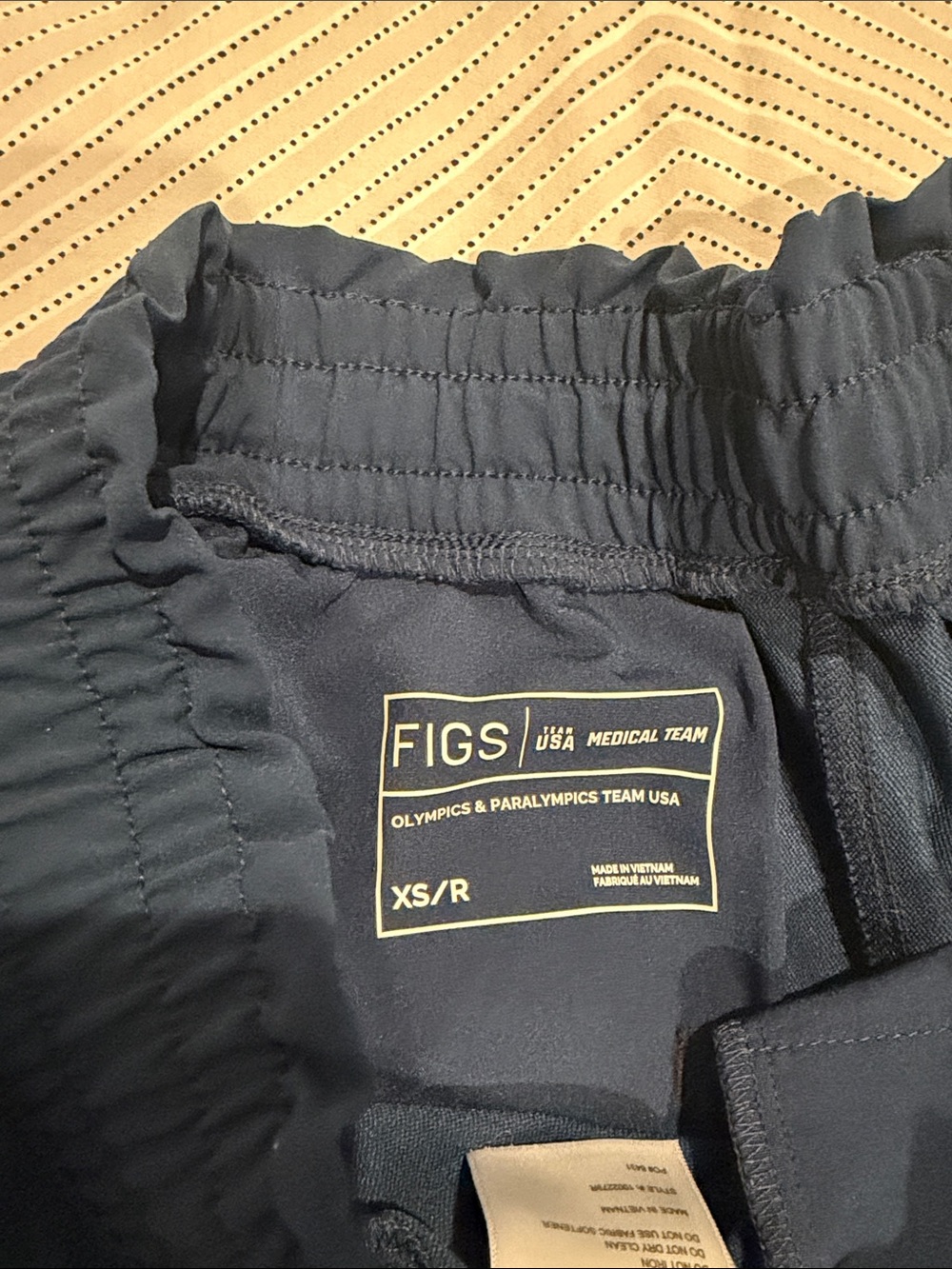 Figs USA medical team scrub set. Wide-Leg high rise pants and crop scrub top. - Picture 3 of 6